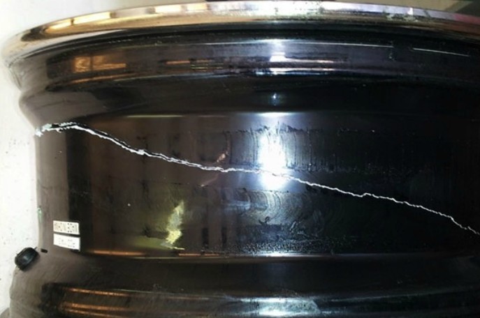 Severe crack in a car's aluminum wheel